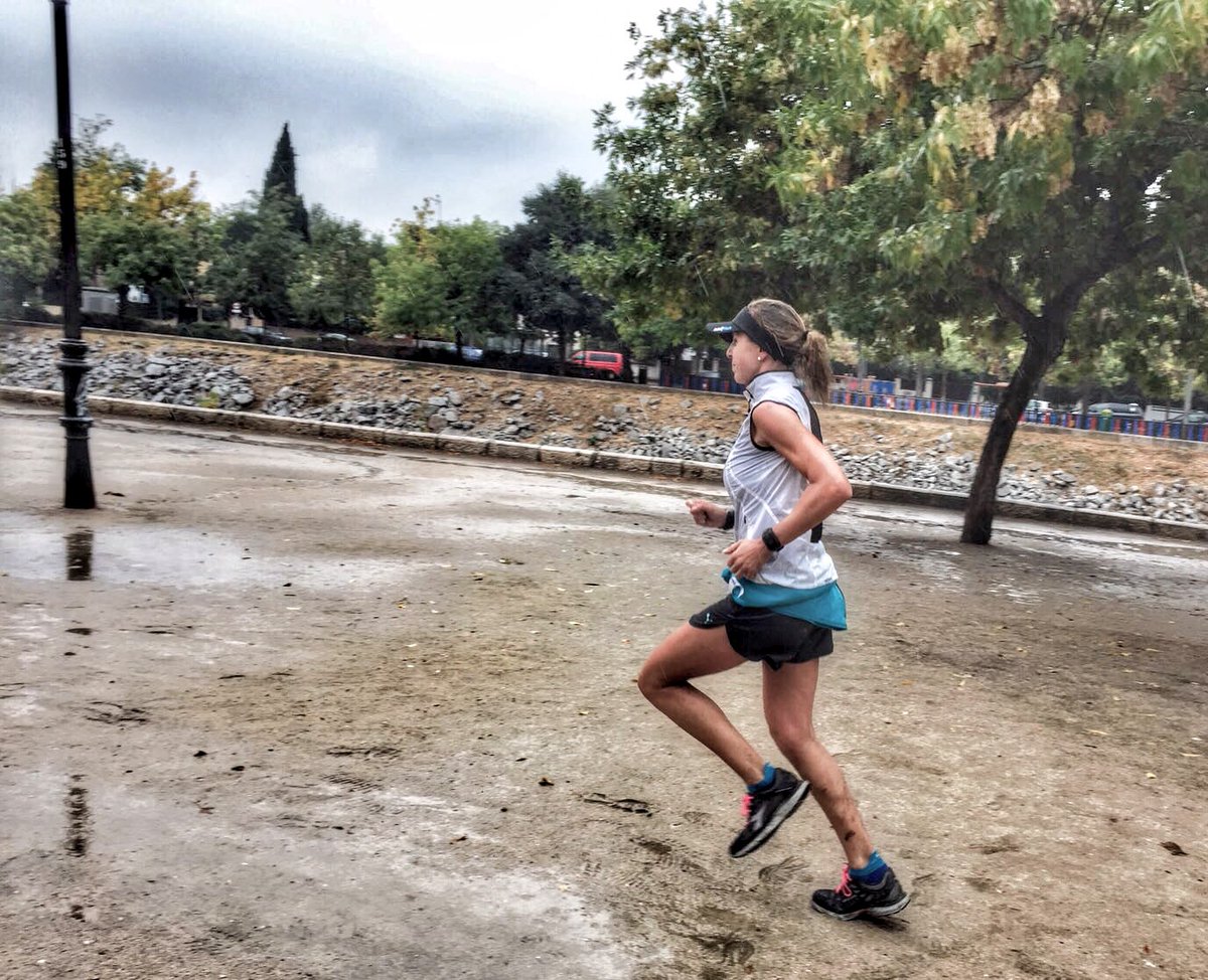 Indiscutiblemt soy de sol y calor, pero también tienen su encanto los días como hoy de lluvia y barro, ¡sumando kms rápidos! 🏃🏼‍♀️
