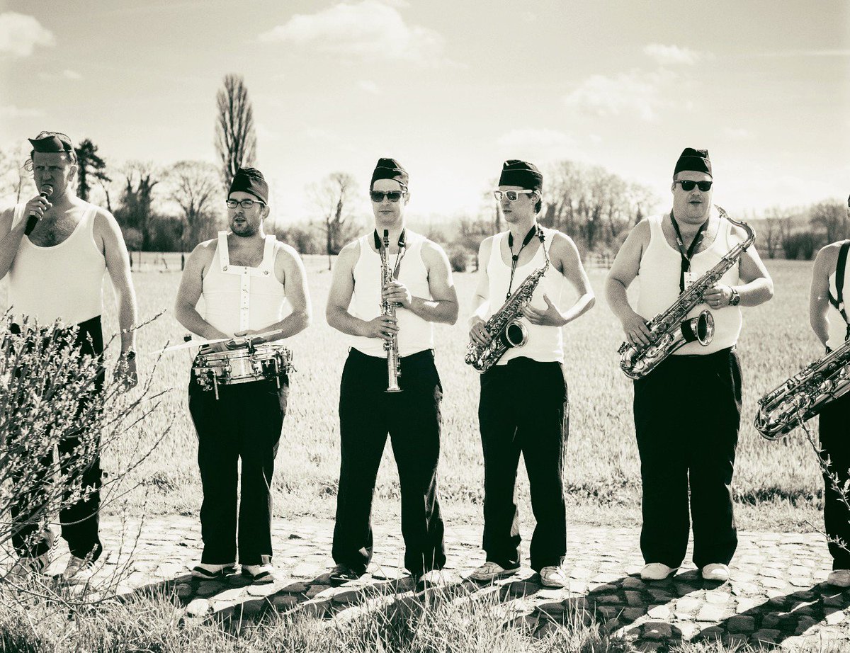 Visit_Bruges's tweet photo. Volk gevraagd voor De Langste Fanfare op 29/10 in #Brugge tijdens #IedereenKlassiek ! Schrijf je nu in: https://t.co/mVyXayjhFy https://t.co/OtrCrvK6j2