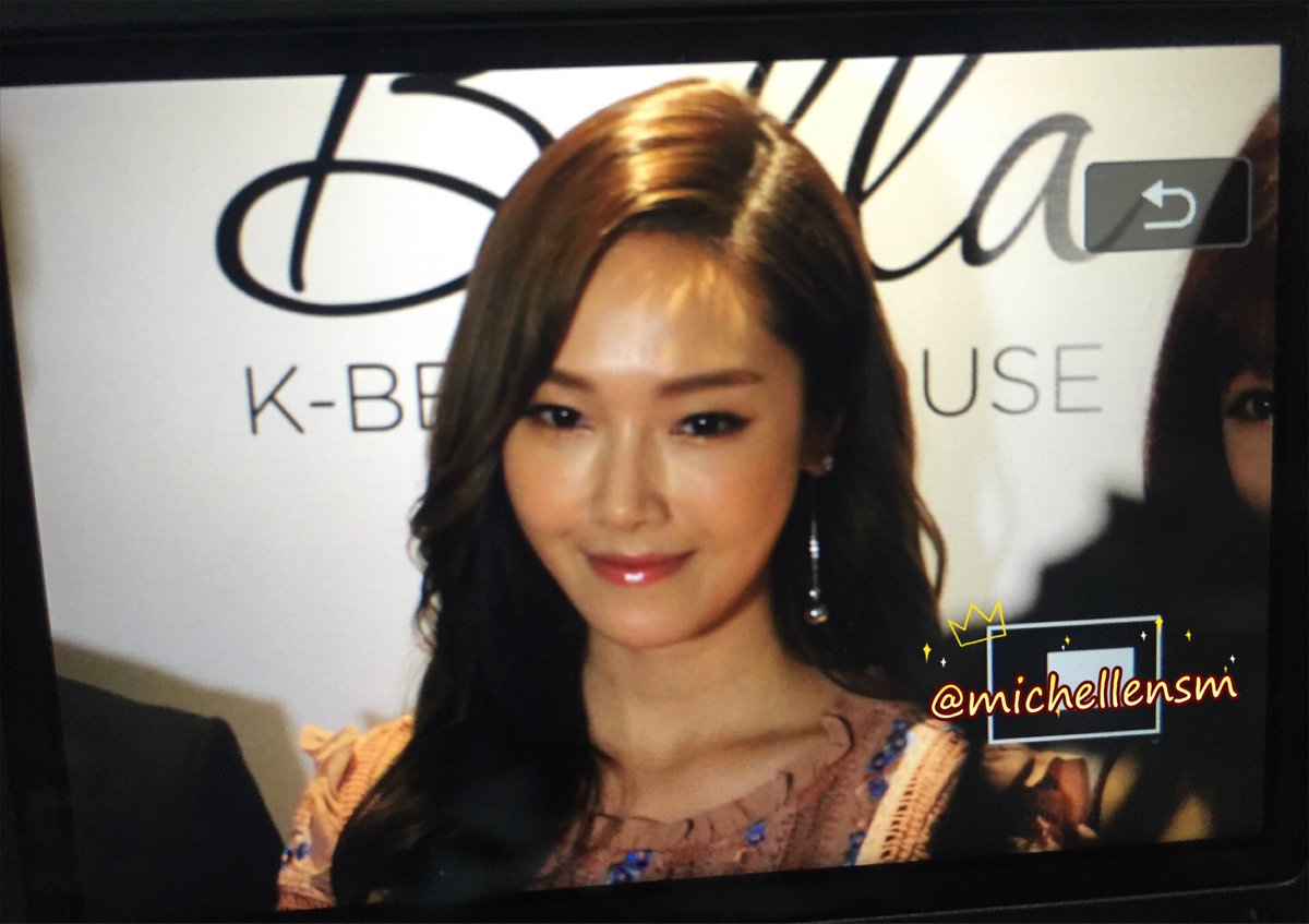 [PIC][11-10-2016]Jessica khởi hành đi Singapore để tham dự "Bella K-Beauty House Celebrity Session" vào hôm nay CukBY6eVUAAYh5L