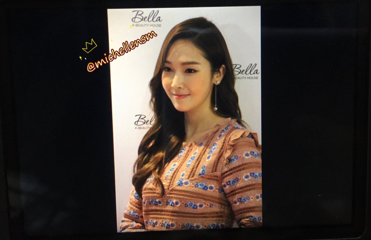 [PIC][11-10-2016]Jessica khởi hành đi Singapore để tham dự "Bella K-Beauty House Celebrity Session" vào hôm nay CukBY6gVIAA6bEl