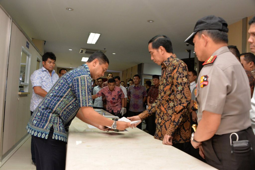 jokowi's tweet photo. Hari ini telah dibentuk Tim Saber Pungli (Sapu Bersih Pungutan Liar).
Bersama kita berantas Pungli yang meresahkan masyarakat. -Jkw https://t.co/OeFWLdJ1OQ