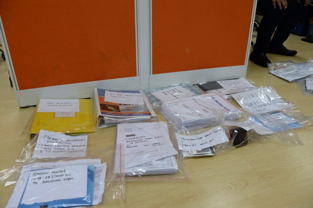 Hari ini telah dibentuk Tim Saber Pungli (Sapu Bersih Pungutan Liar).
Bersama kita berantas Pungli yang meresahkan masyarakat. -Jkw