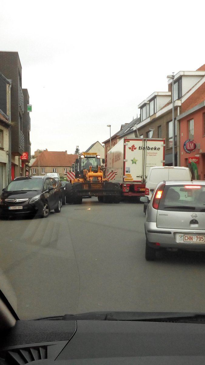 cobbaert's tweet photo. @PZHetHoutsche @infozedelgem Dringend actiepunt: het blokkeren vd #groenstraat #zedelgem dorp bij laden&lossen... https://t.co/pUTRmJYnOu