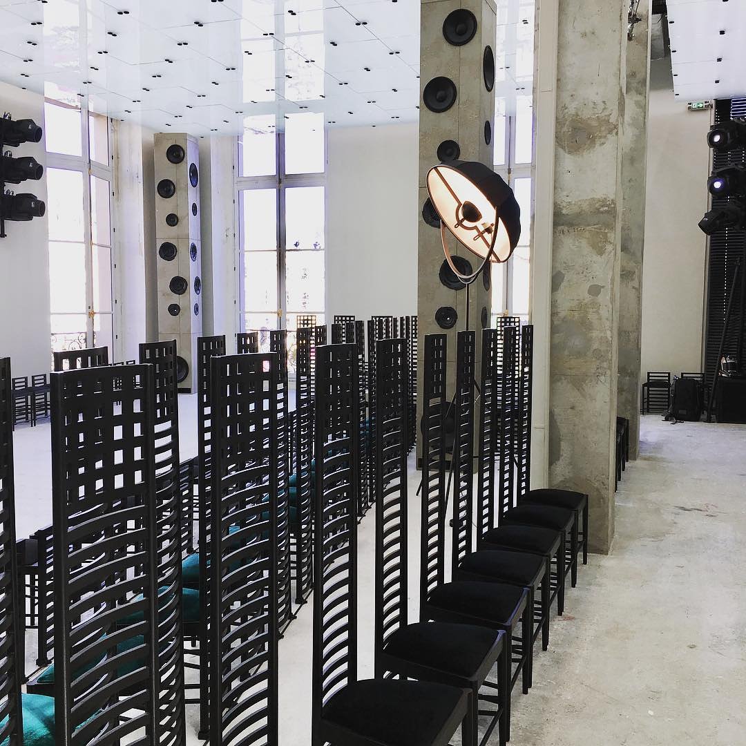 Peoplemakeglasgow Charles Rennie Mackintosh S Iconic Hill House Chair Featured At Louis Vuitton S Spring Show At Paris Fashion Week Pic Ceciledurieux Pfw T Co Miqdymuhqg