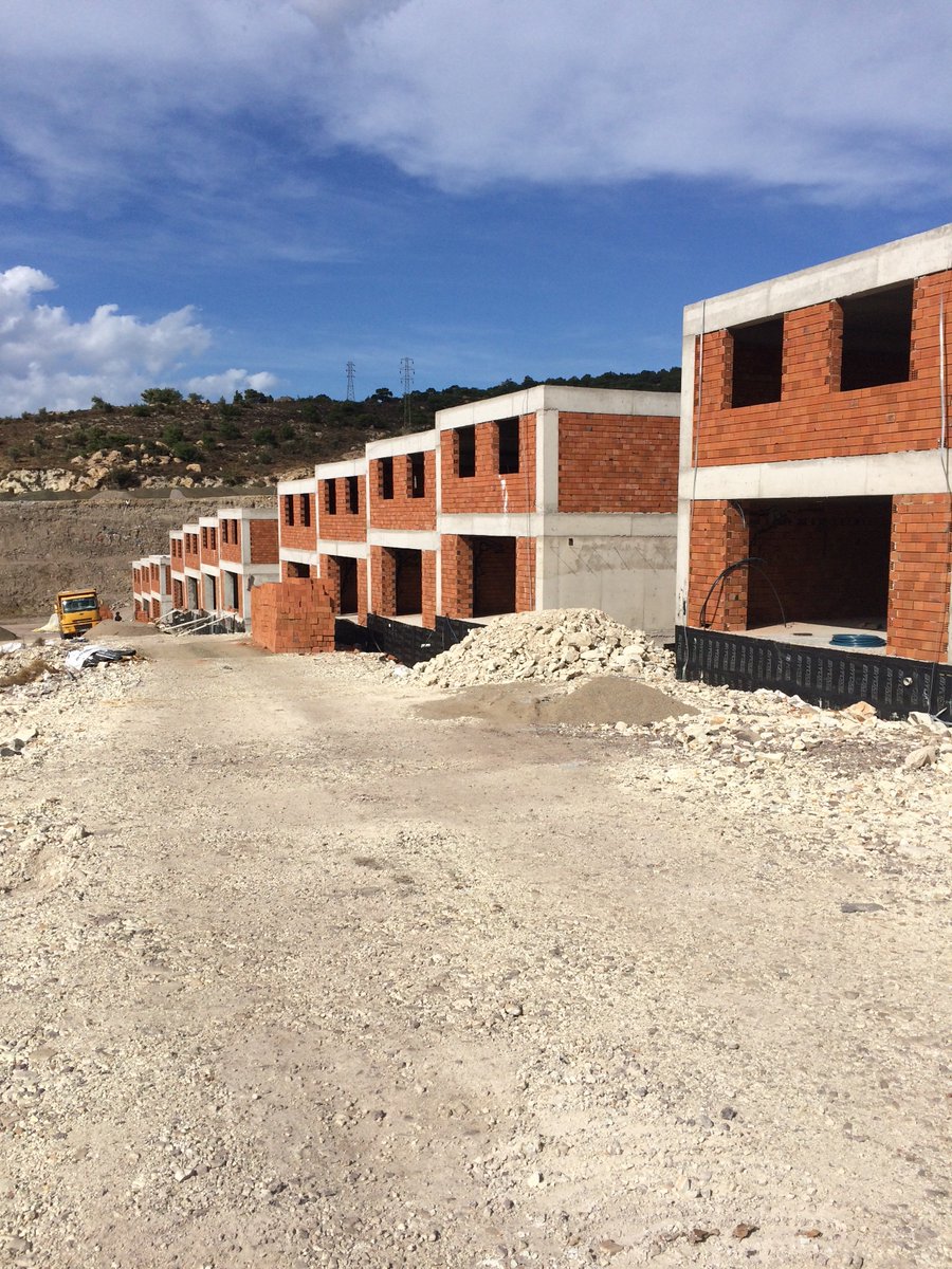 ozan0835's tweet photo. Foça terminal ve belediye dükkanları yapılması işinde betonarme imalatlarımız %70 seviyesine ulaştı , şev düzenleme çalışmaları da hızlandı. https://t.co/t2JZo6wige
