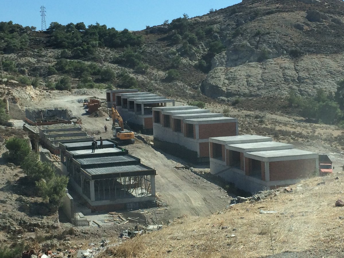 ozan0835's tweet photo. Foça terminal ve belediye dükkanları yapılması işinde betonarme imalatlarımız %70 seviyesine ulaştı , şev düzenleme çalışmaları da hızlandı. https://t.co/t2JZo6wige