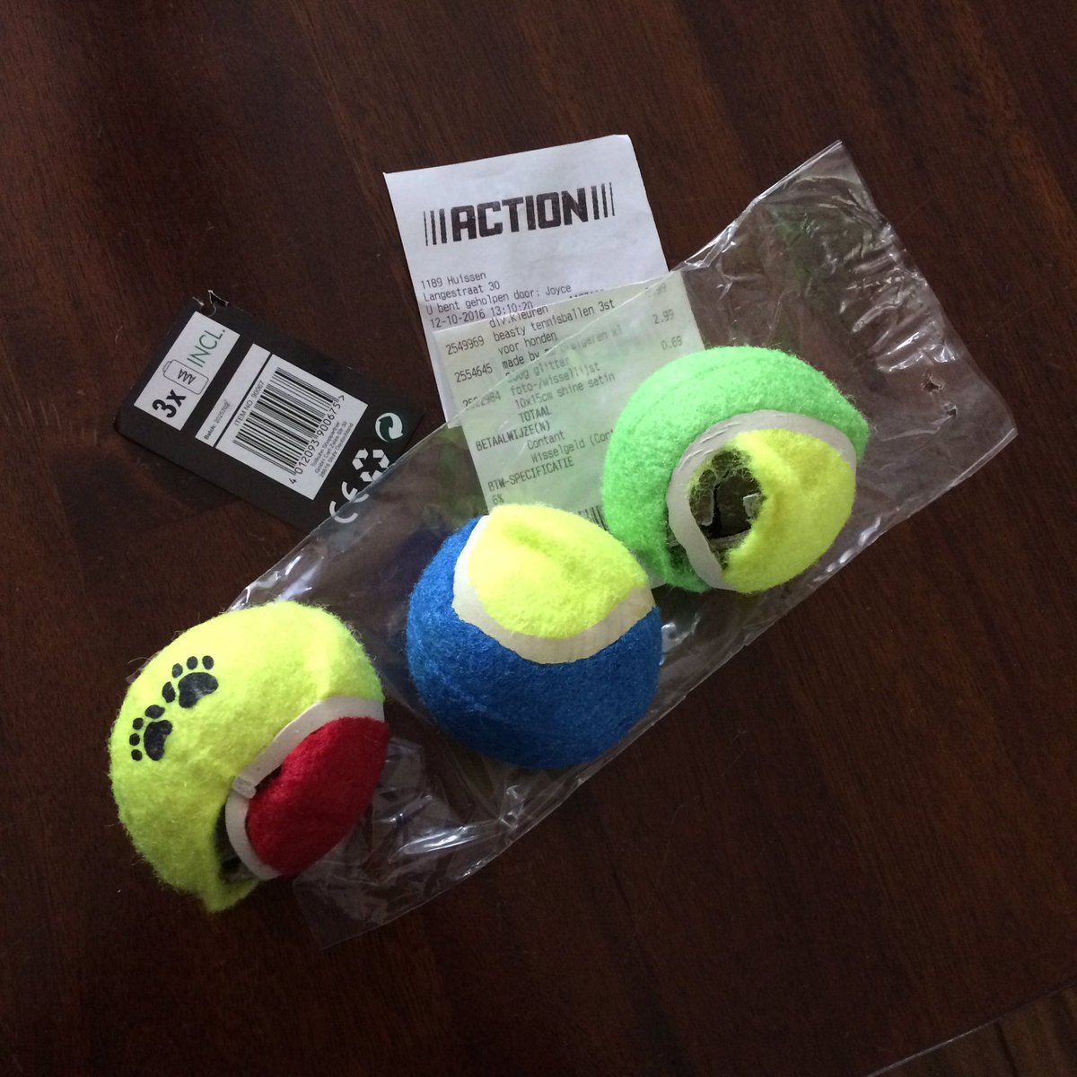 MonikaBaaima's tweet photo. #hondenbezitters deze tennis ballen zijn #gevaarlijk , #Action nog geen uur gebruikt , #actionwinkel #keuringsdienst #kassa https://t.co/tGqgMRK1Cz