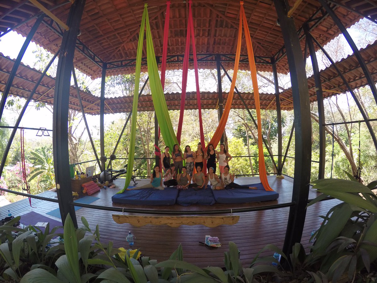 jamie7holmes's tweet photo. All of the #FlyFriends from #FlyTimeRetreat2016 #costarica #santateresa #aeria #yoga #retreat #EscapeTheCanadianWinter https://t.co/So3MUkTRTb