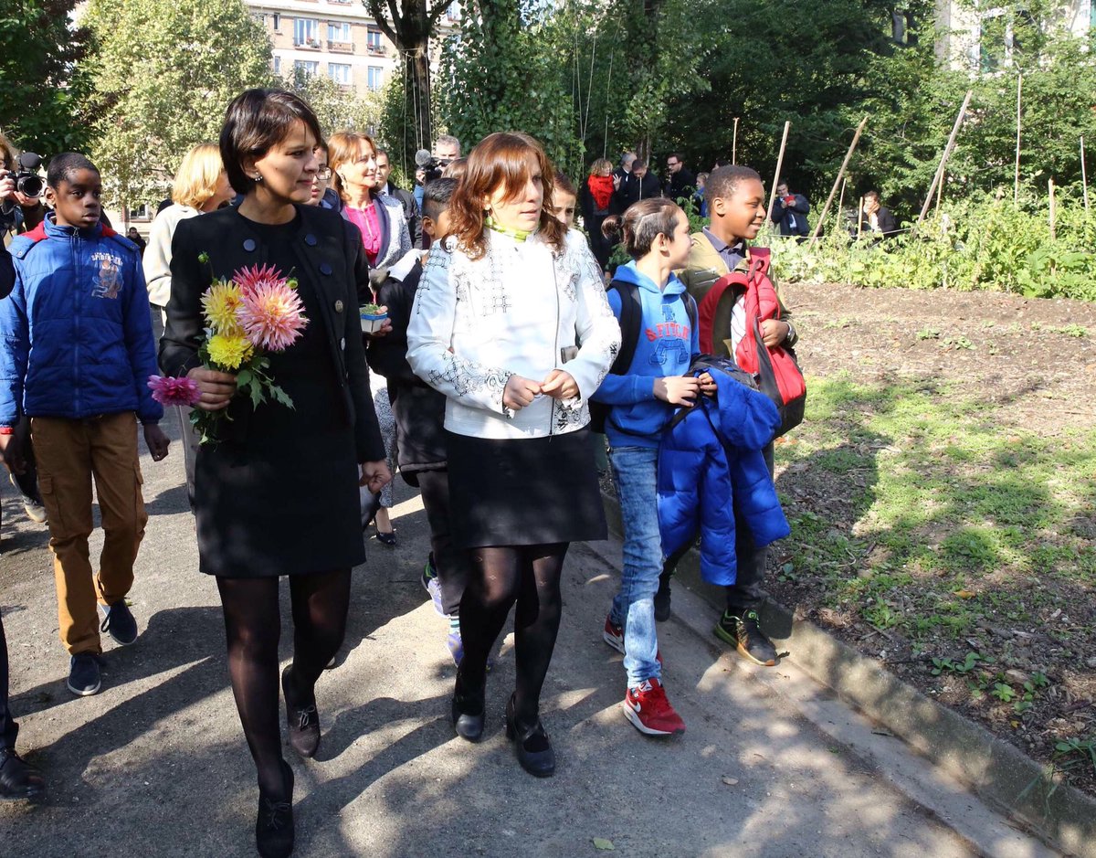 najatvb's tweet photo. Avec @RoyalSegolene, dans la lignée de la #COP21, une politique durable pour l'Éducation au développement durable, une mission de l'École. https://t.co/kykgoNGivV
