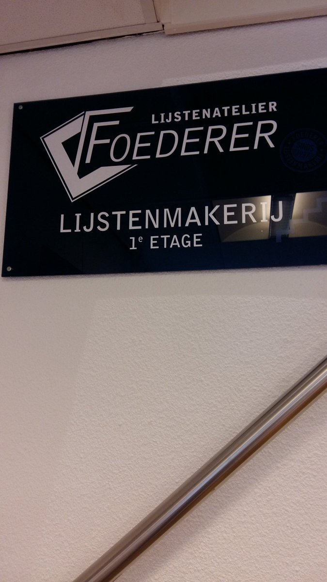 GalerieArtDumay's tweet photo. Aan de veiligheid van de kinderen is ook gedacht. Ouders kunnen nu op hun gemak lijsten uitzoeken bij #lijstenmakerij #Foederer in #Nuenen https://t.co/UzJQTJluLp