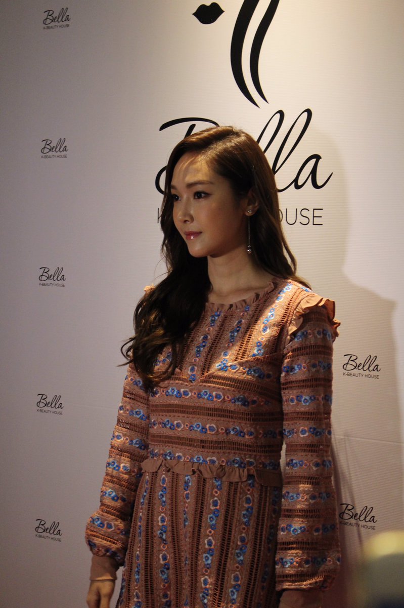 [PIC][11-10-2016]Jessica khởi hành đi Singapore để tham dự "Bella K-Beauty House Celebrity Session" vào hôm nay CukQJjxVIAA9VV_