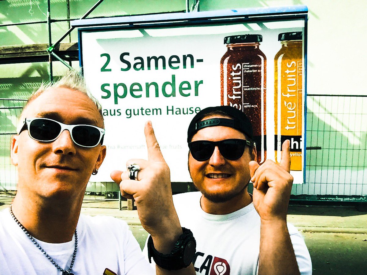 Timm_Rock's tweet photo. 2 Samenspender aus gutem Haus @truefruits #timmrock #truefruits #punkrock #berlin #samen #smoothie #rayban https://t.co/YO38Kv35P7