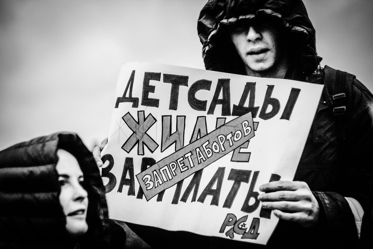 rsdgroup's tweet photo. #Петербург, 8 октября. Акция за репродуктивные права женщин #правонааборт #charnyprotest #blackprotest #РСД #СПб https://t.co/sqbyWd2ayq