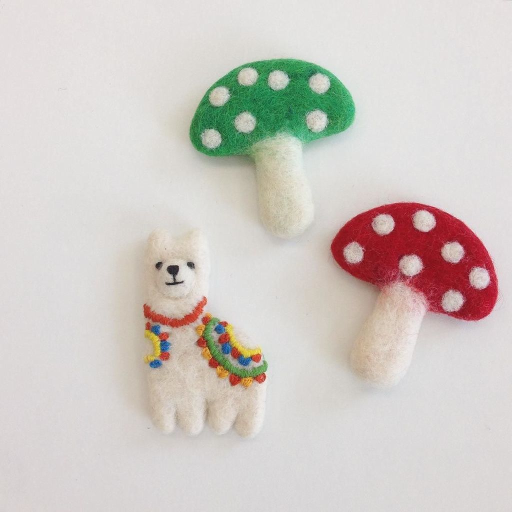LAGOM_kids's tweet photo. .
キノコの森に迷い込んだ
アルパカ。
(イヌじゃないです��ー)
フェルトブローチ。
組み合わせて楽しむのも
おすすめです。
ブローチ
各¥1,200+tax
#samans… https://t.co/HsijdjvEi5 https://t.co/dbIeLLJyAW