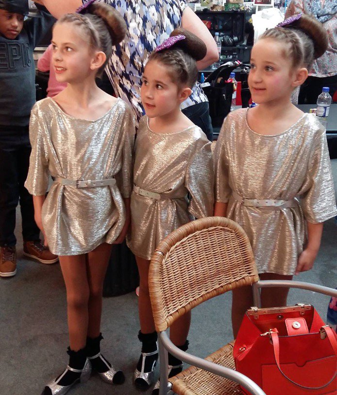 emmj1005's tweet photo. @ollyofficial "ollyette's" my daughter on the right! Had much fun making video for #growup! Olly was delightful to all the kids ❤️❤️ https://t.co/XKrWJ3Twci