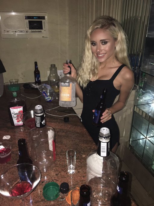 Bar tending!!! https://t.co/cUgt2VyMWR