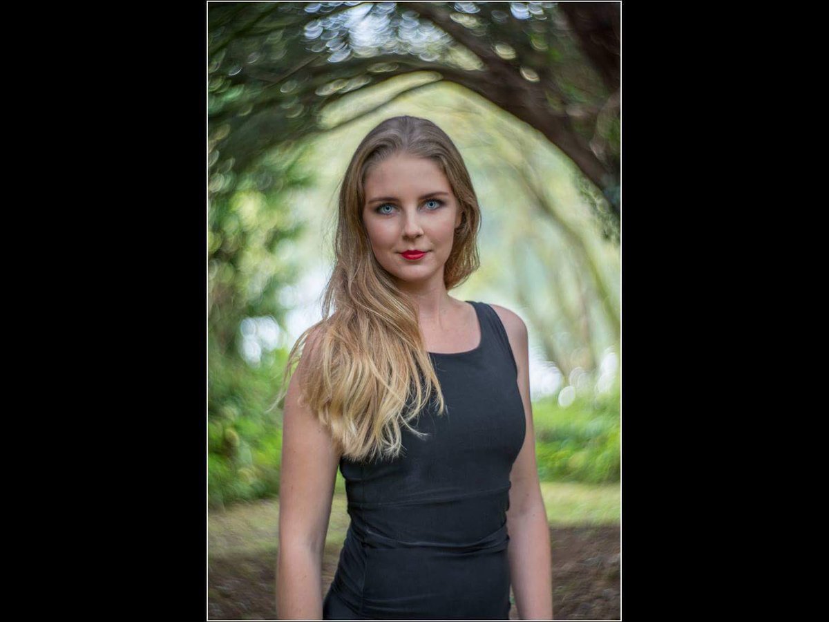 CharleneDurrant's tweet photo. #Victorianlens #vampirelooking #blackdress #model #modelling #locationshoot https://t.co/Lh1JXiis3G