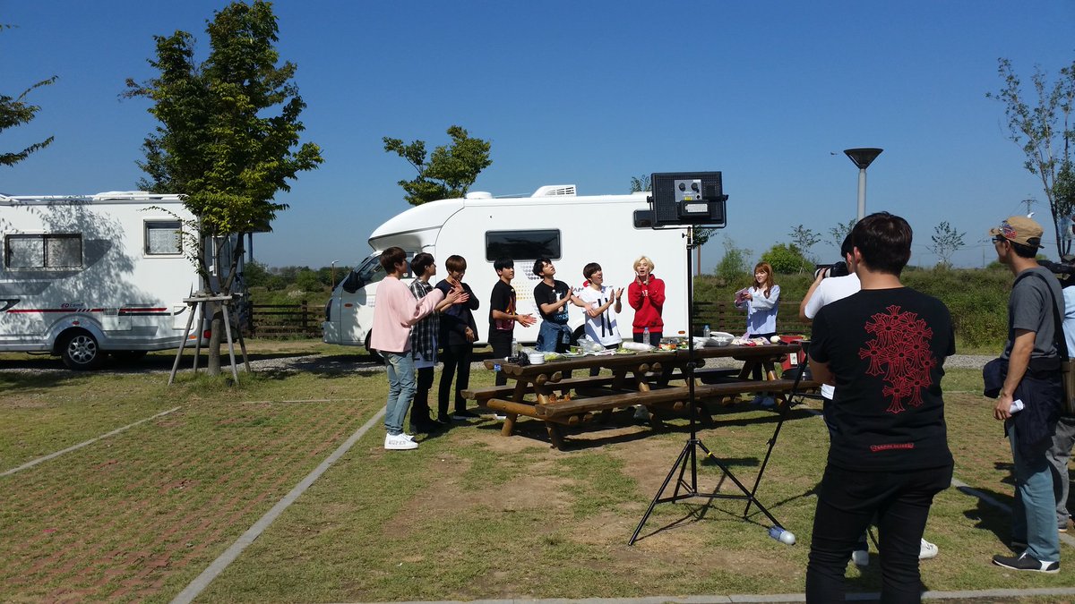 _428424's tweet photo. 연예가중계 #인피니트 #성규 #동우 사진 푼다
누가 보정좀 해주ㅜ라 보정이 필요없는 우리 형들(?)이지만..
옆에 우리 국어쌤(남쟈임) https://t.co/BPYBfVes8j
