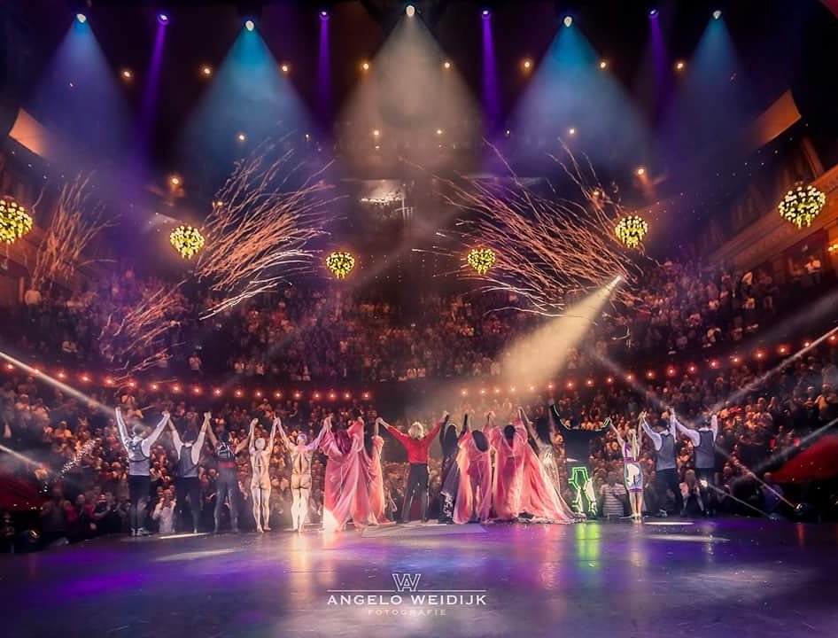 laserman_'s tweet photo. @hansklokmagic  amazing standing ovation at Theater Carré!#hansklok #hansklokhouseofhorror #laserman https://t.co/oZJRhJX3I7