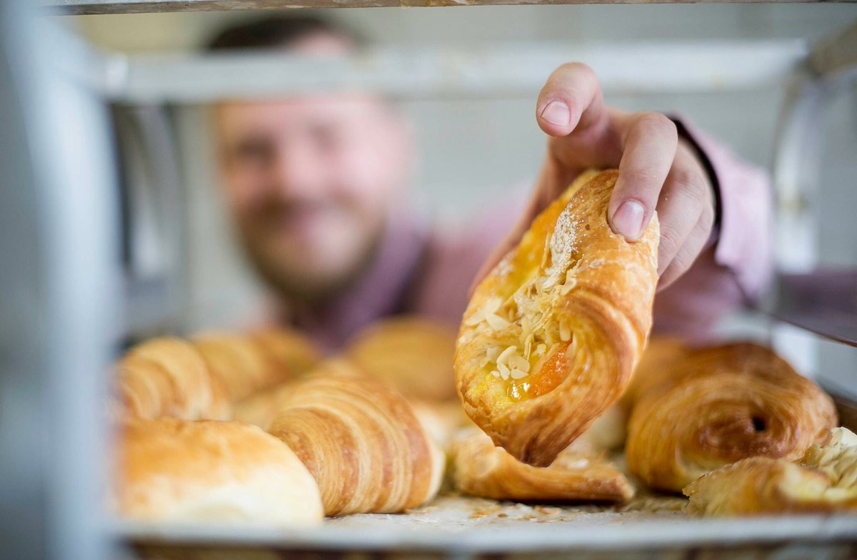 lestouriers's tweet photo. Rien de mieux qu'une abricotine pour commencer la journée! 😮😍👌🏻📷 François Léger Savard #lestouriers #viennoiseries #mtl #montreal https://t.co/FaTlbp2Vbb