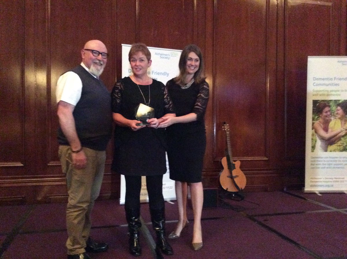 AlzSocNI's tweet photo. Congratulations @ohyeahcentre winning Outstanding Contribution award! #dfawards2016 https://t.co/DsWpzOefaW