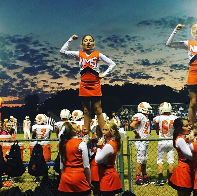 VSFJennifer's tweet photo. Northview Middle School looking great on the ground and in the air with @VarsityFashions !!! 🔶⚫️🔶 #varsitystyle #gochoctaws #bowtotoe https://t.co/sfEHP51FW4
