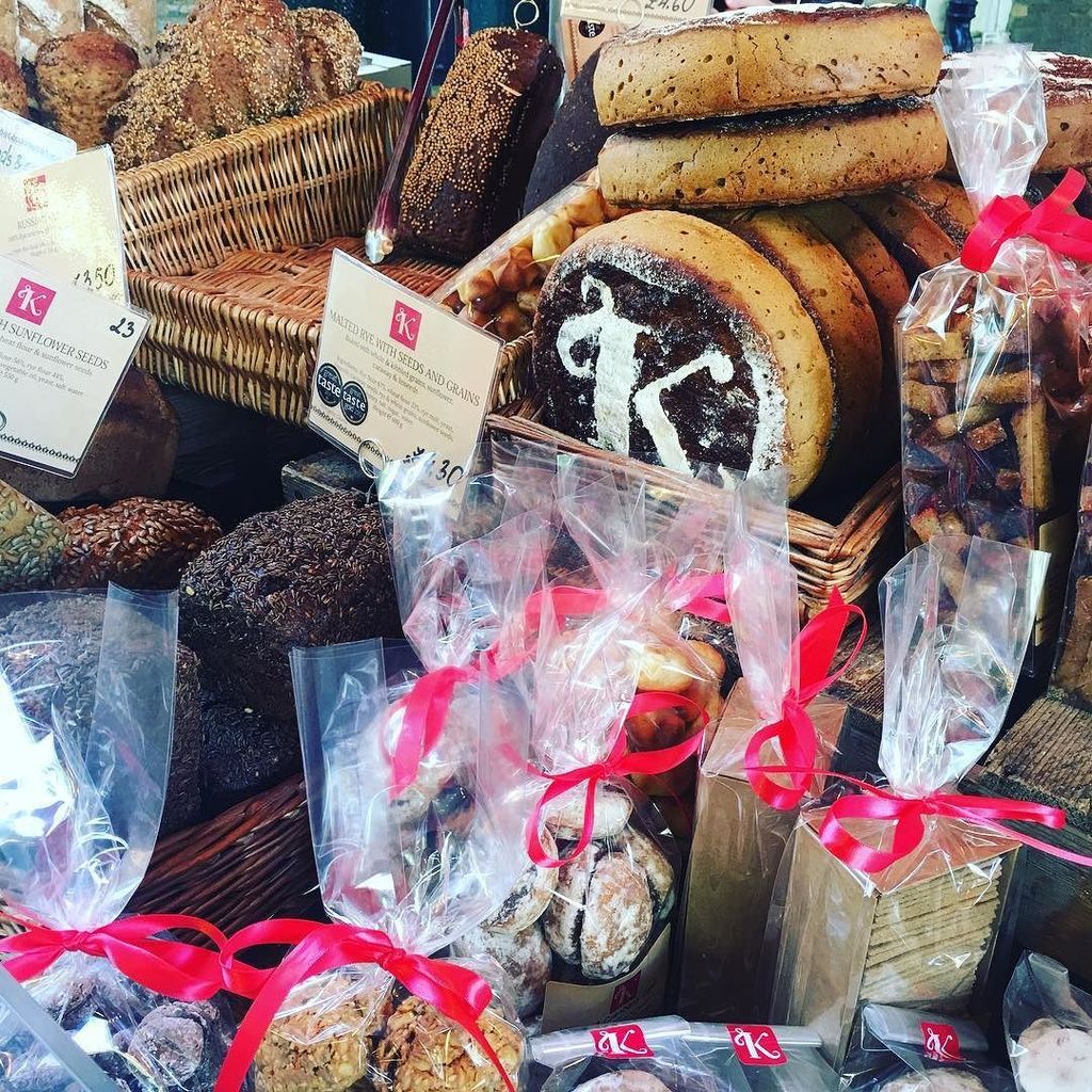 paulabmpascual's tweet photo. I could it the whole stand Karaway bakery. #bakery #russianbread #darkrye https://t.co/ncll5ozdoh https://t.co/W14yvvbmmJ