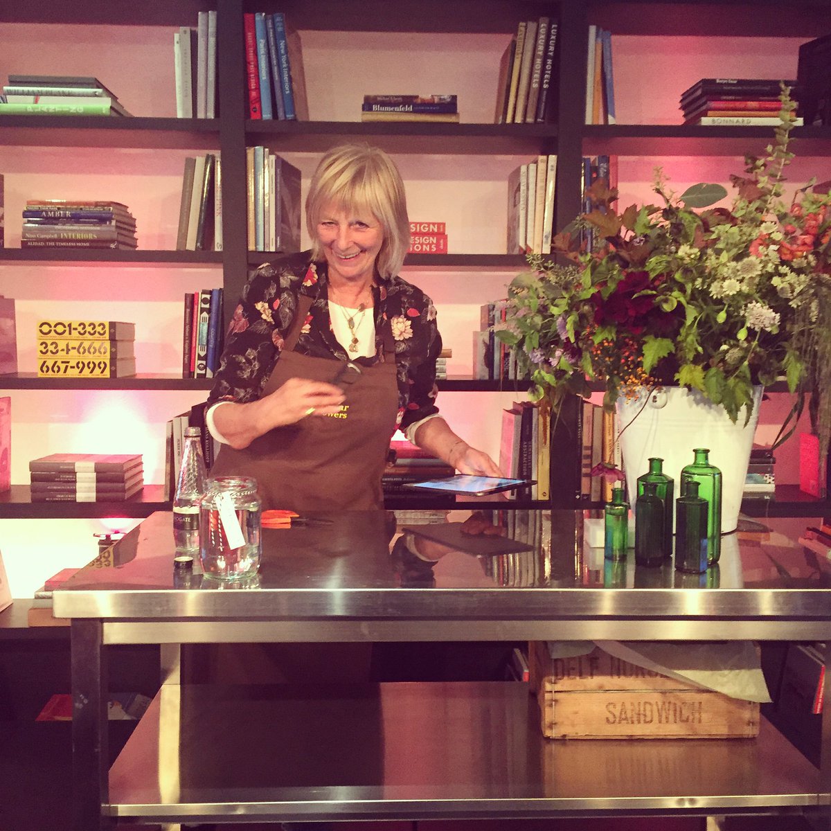 DesignClubCH's tweet photo. Demonstration by Melissa Alexander of @JamJar_Flowers as part of @_houseandgarden Reader Day https://t.co/L69aYeNXzz