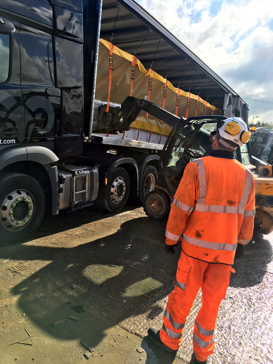 Al_BreedonCem's tweet photo. Our first @hope_inabag delivery to @keburgardens today! Great meeting Ian and the team 😃... See you again soon! #cement #FinallyTheresHope https://t.co/r46UWkfr63
