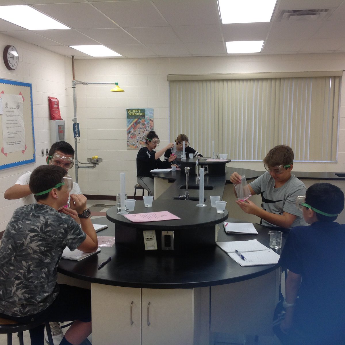 SandyPopeLMS's tweet photo. More science fun! #bearcatscience  #crmbearcats https://t.co/KcTgy1MxhQ