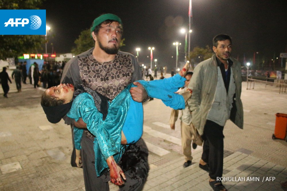 shahmarai's tweet photo. AFG: strong pictures from last night attack on worshippers at the Karte Sakhi shrine in #Kabul. #AFP https://t.co/03UlT4tWRi