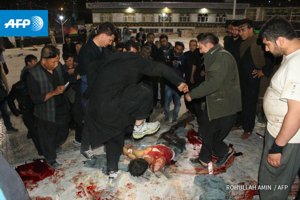 shahmarai's tweet photo. AFG: strong pictures from last night attack on worshippers at the Karte Sakhi shrine in #Kabul. #AFP https://t.co/03UlT4tWRi