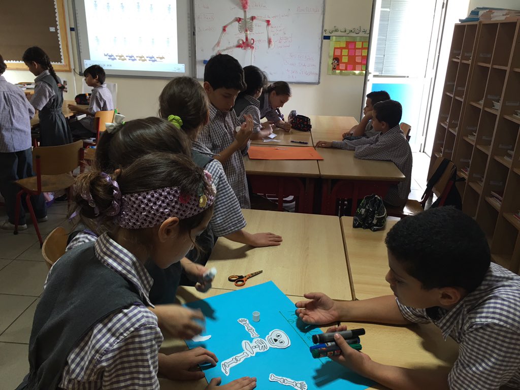 raefa_jomaa's tweet photo. Hands on activities #G4students are playing skeleton puzzle @DawhaHighSchool https://t.co/s9AIZnzEP4