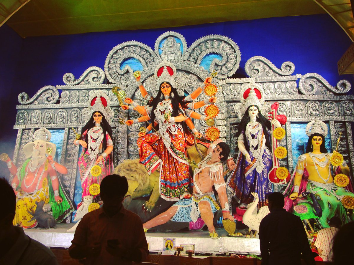 ghosh_sanjukta's tweet photo. This Is My Most Favourite One!! ❤💯 #LoveTheFaceOfMaaDurga 😍 
#FamousOne of #Serampore 
#DurgaPuja2016 💞🎇 https://t.co/Xll3jIQtHg