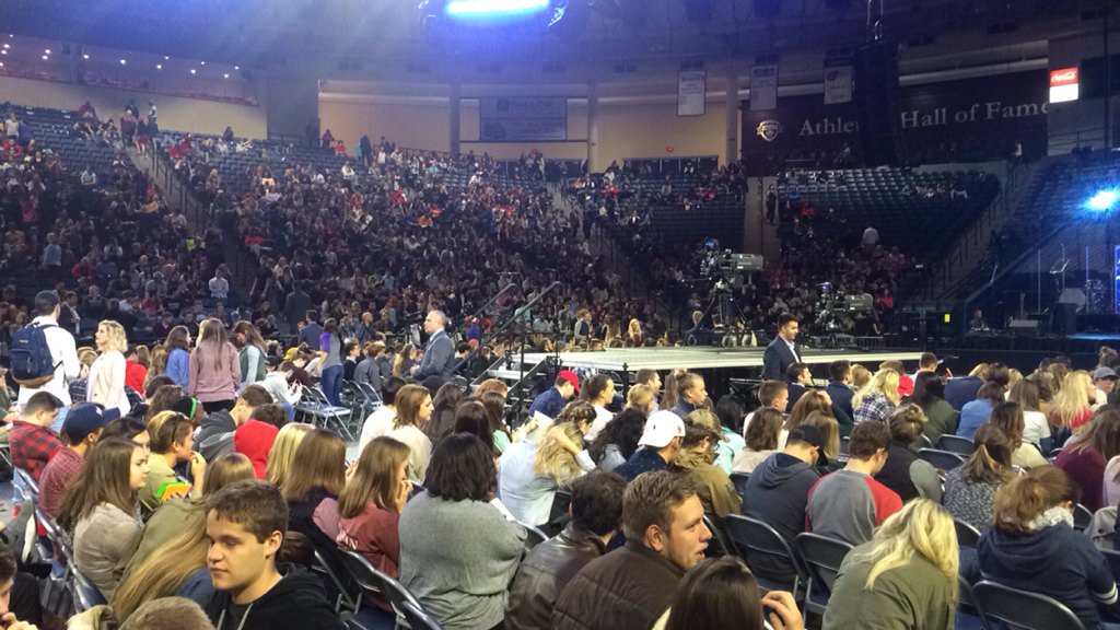 PositivelyBrie's tweet photo. Students packing into Vine Center @LibertyU to hear Vice Presidential Nominee #MikePence2016 speak at convocation. https://t.co/NdG4pIhKS0