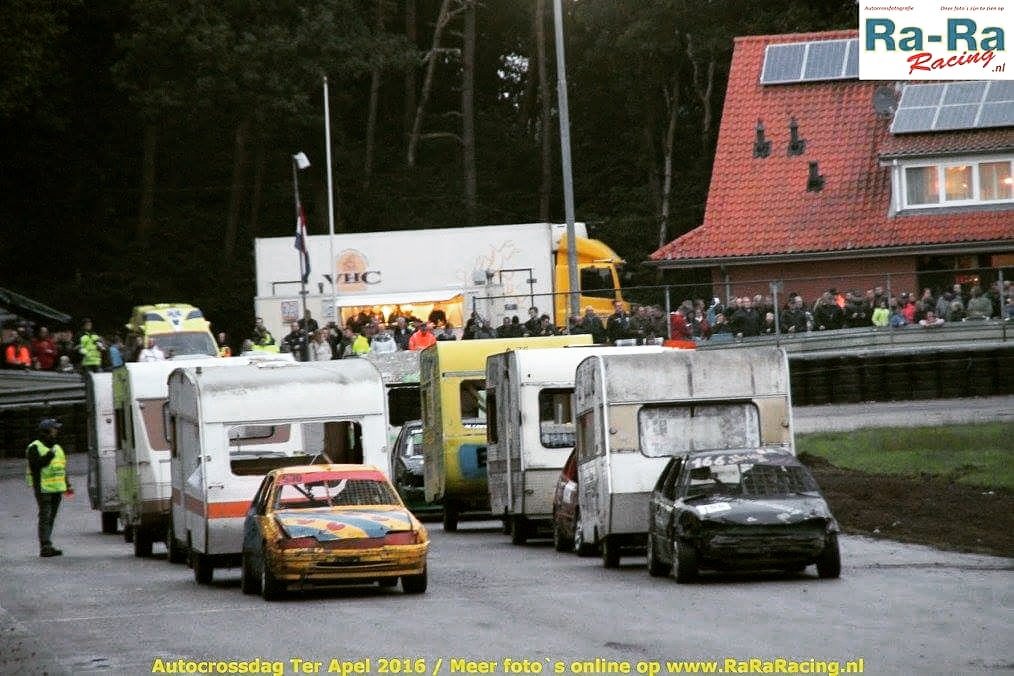 RaRaRacing's tweet photo. #caravan #caravancross #caravans #racing #race #raced #caravanrace #lineup #start #beforestart #starting #grid #oval #ovalracing #terapel https://t.co/GjTpPHVlmg