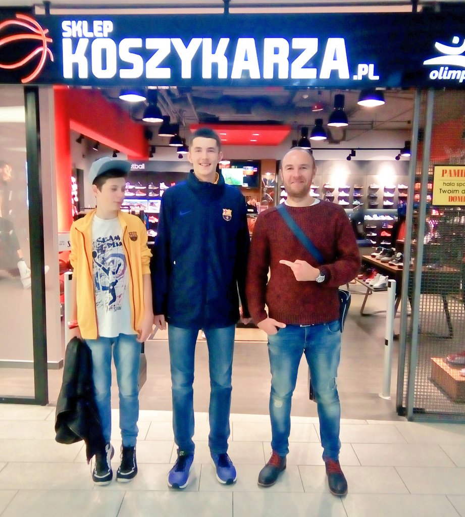 schwarz_msports's tweet photo. Małe zakupy przed powrotem do @FCBbasket Filipa Siewruka i młodszego Antka..@KicksStore_EU @OctagonBballEU #kicksteam https://t.co/8mWvE4reyp