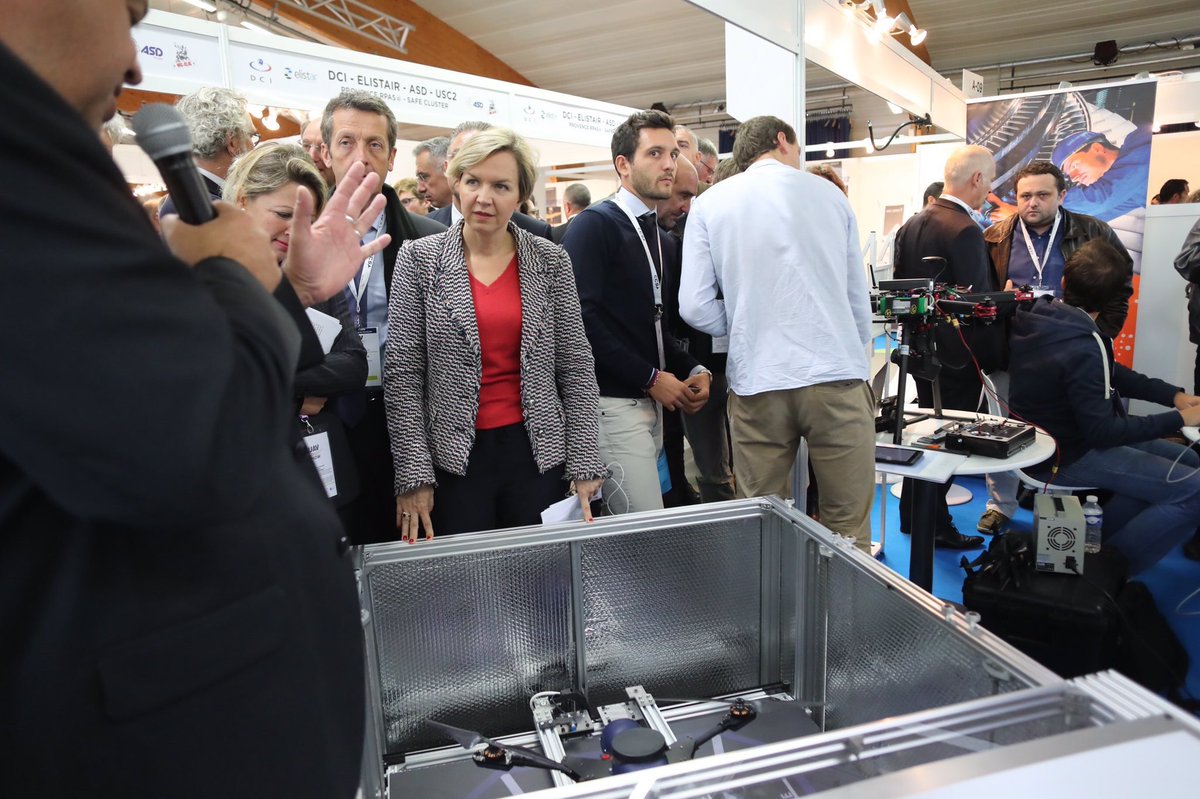 VirginieCalmels's tweet photo. 4e édition @uav_show, grand rendez-vous du #drone civil. Cinedrone a ouvert la porte de l'économie et de l'industrie créatives dans @BxMetro https://t.co/1ZaXJrWUTm