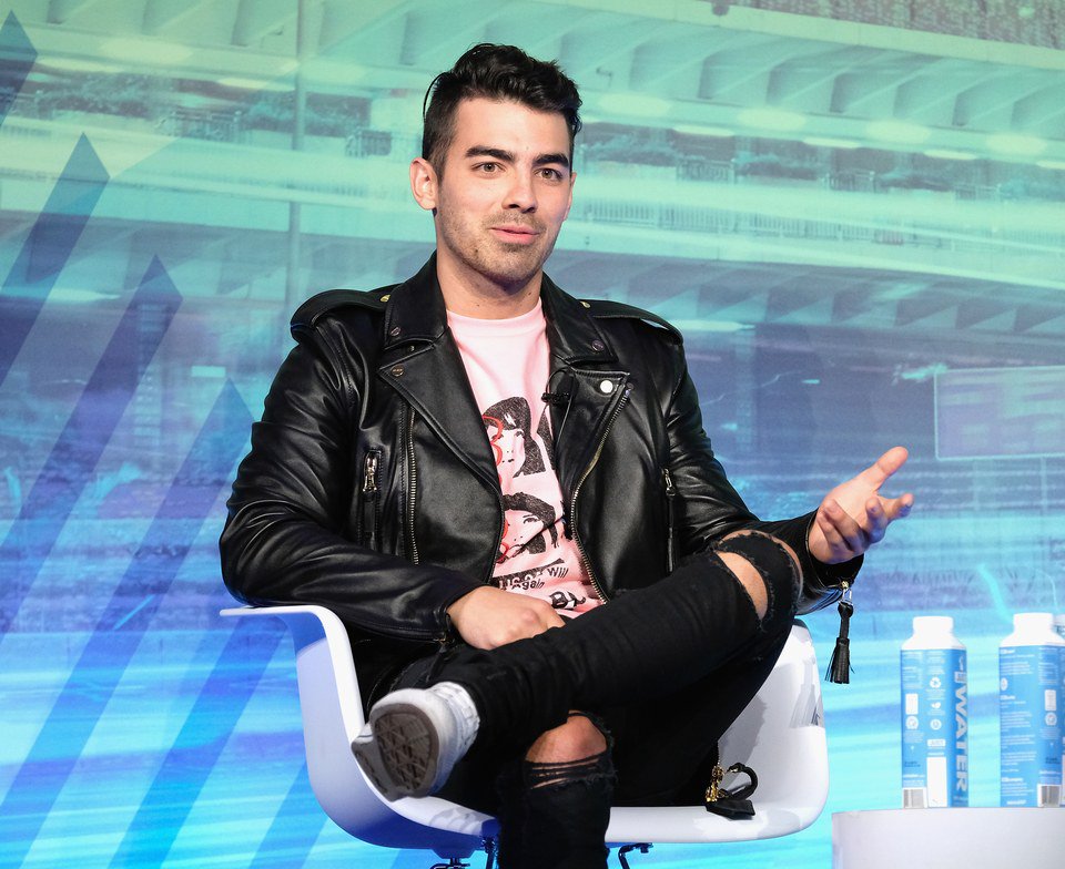VanityFair's tweet photo. Joe Jonas gets really honest about Jonas Brothers breakup https://t.co/iplpavYhcU https://t.co/BCzKupOz8E