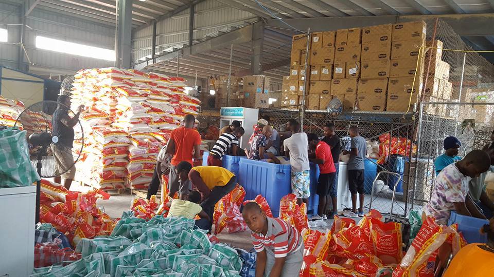 #Haiti: Alle packen mit an! Träger unserer Schulen St. Luc &amp; unser Partner @nphdeutschland sorgen dafür, dass die Hilfe ankommt. #Matthew