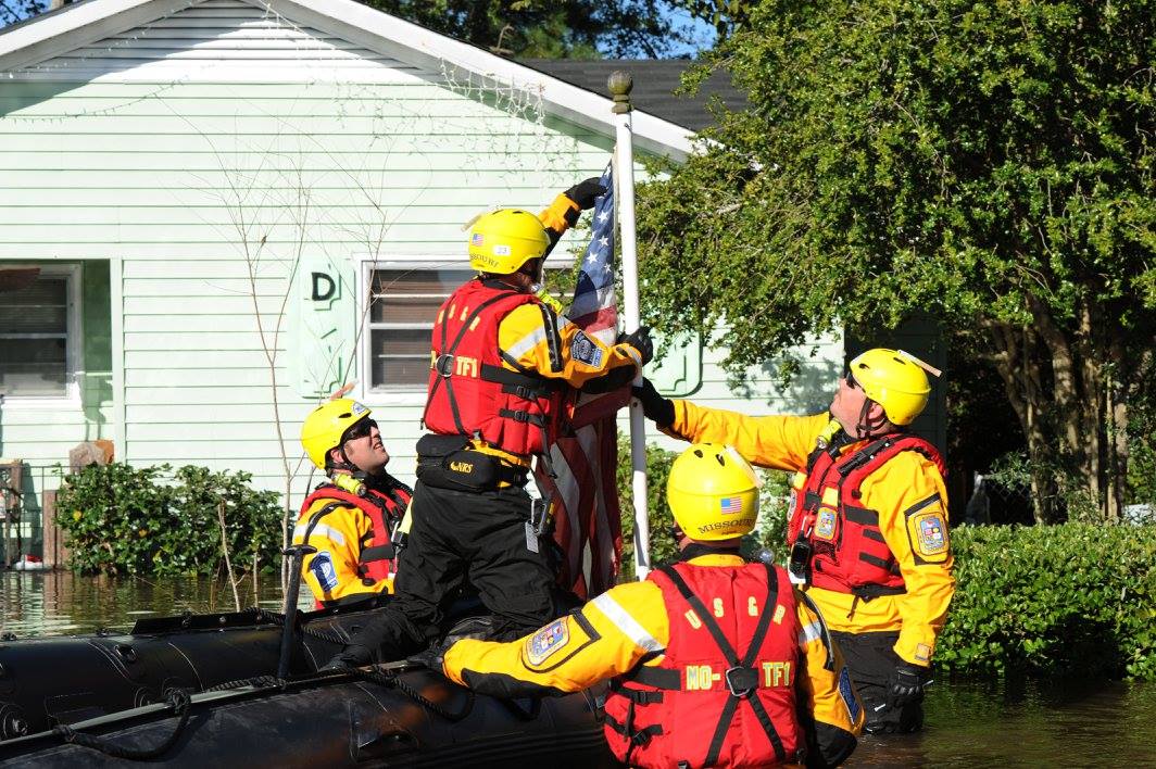 FEMAspox's tweet photo. New: Images of FEMA rescue teams making rescues in North Carolina. #Matthew #Lumberton #NCwx #Flooding https://t.co/JaqhRW1DX0