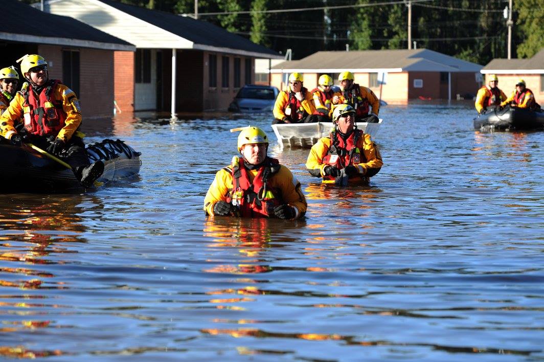 FEMAspox's tweet photo. New: Images of FEMA rescue teams making rescues in North Carolina. #Matthew #Lumberton #NCwx #Flooding https://t.co/JaqhRW1DX0