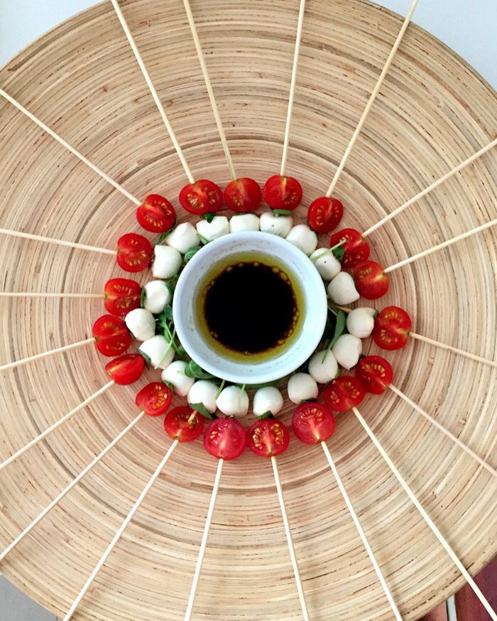 Brochetas de tomate cherry, mozzarela y albahaca con salsa de vinagreta de soja, todo un clásico. ¡Que paséis un buen día!