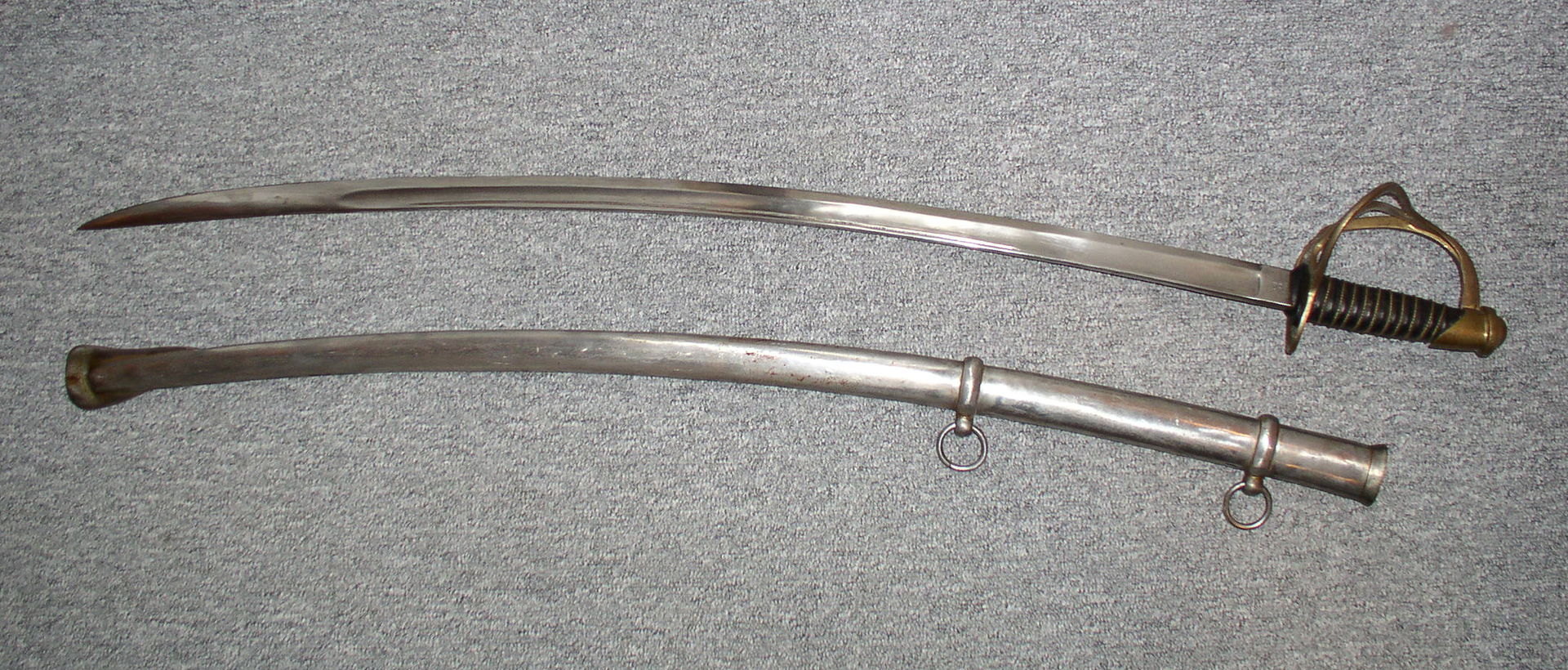 偏見で語る兵器bot サーベル 英語で言うとセイバー アラブ 人の曲刀ちょっと切れ味よすぎんよ 僕も曲げる とアジアからの影響で生まれた切ることを追求した剣 騎兵がコレですれ違いざまにズバっと切り裂くぞい あと将校としての格を表す飾りの役割もある