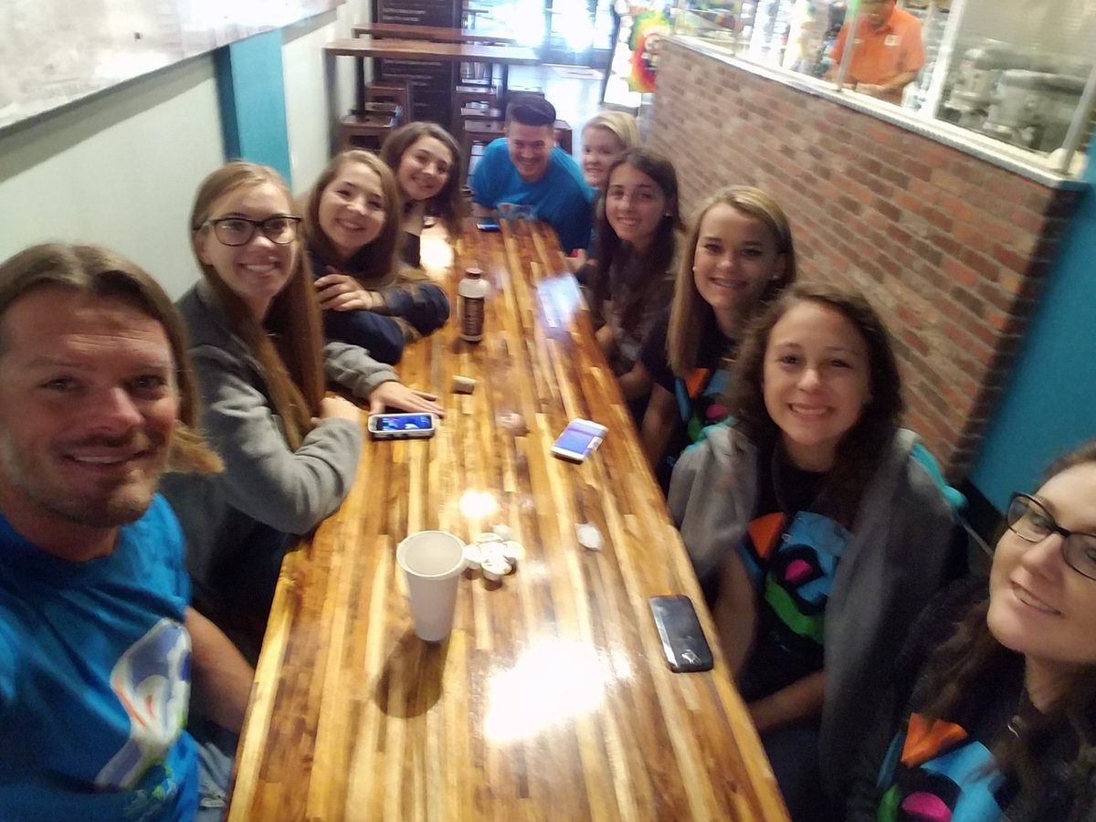 teachermanbarr's tweet photo. This #YEP! field trip hurtz so good! @thehurtzdonut #breakoutsesh #greatplacetolearn @ReedsSpringHS https://t.co/gzGGGKIJgv