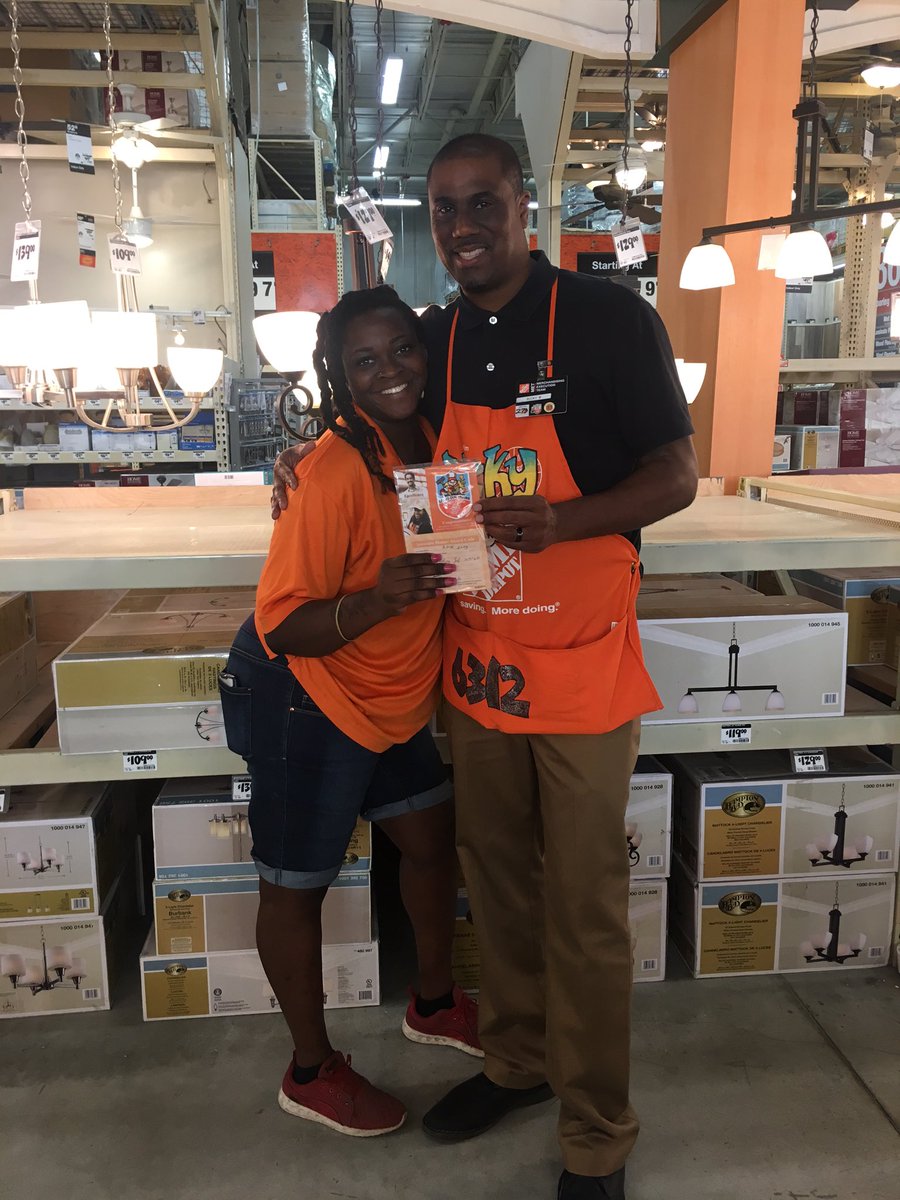 AkeemMET's tweet photo. Our DEM @WardallyJ recognizing MEA Judith for living the Home Depot values !!! Thanks for all you do !! #D266 #MET #SouthFlorida #HomeDepot https://t.co/ky7UG6WAZp