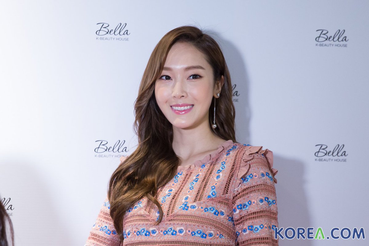 [PIC][11-10-2016]Jessica khởi hành đi Singapore để tham dự "Bella K-Beauty House Celebrity Session" vào hôm nay CukvyxuVIAA_z6C