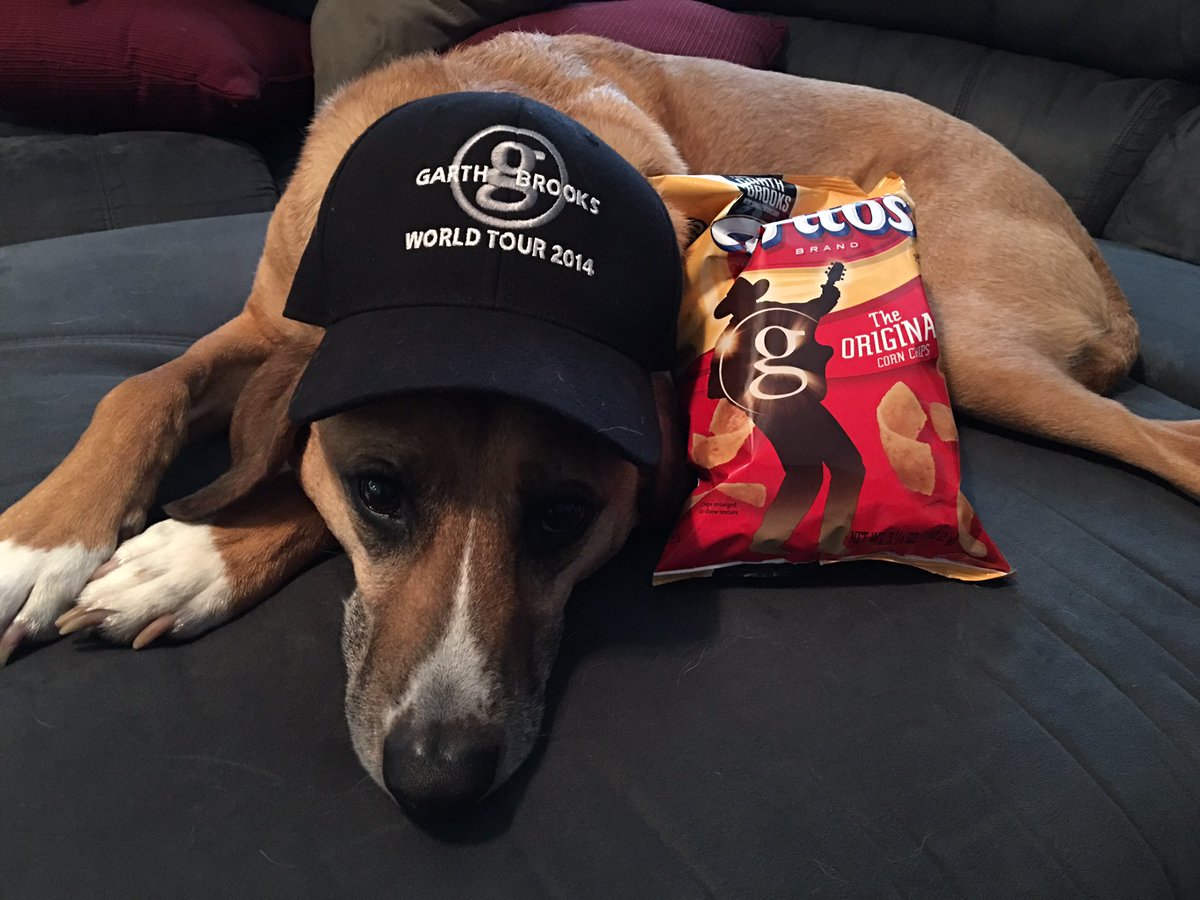 DuddlesonKasey's tweet photo. @garthbrooks got my #gitos https://t.co/tfdo4HLjSw