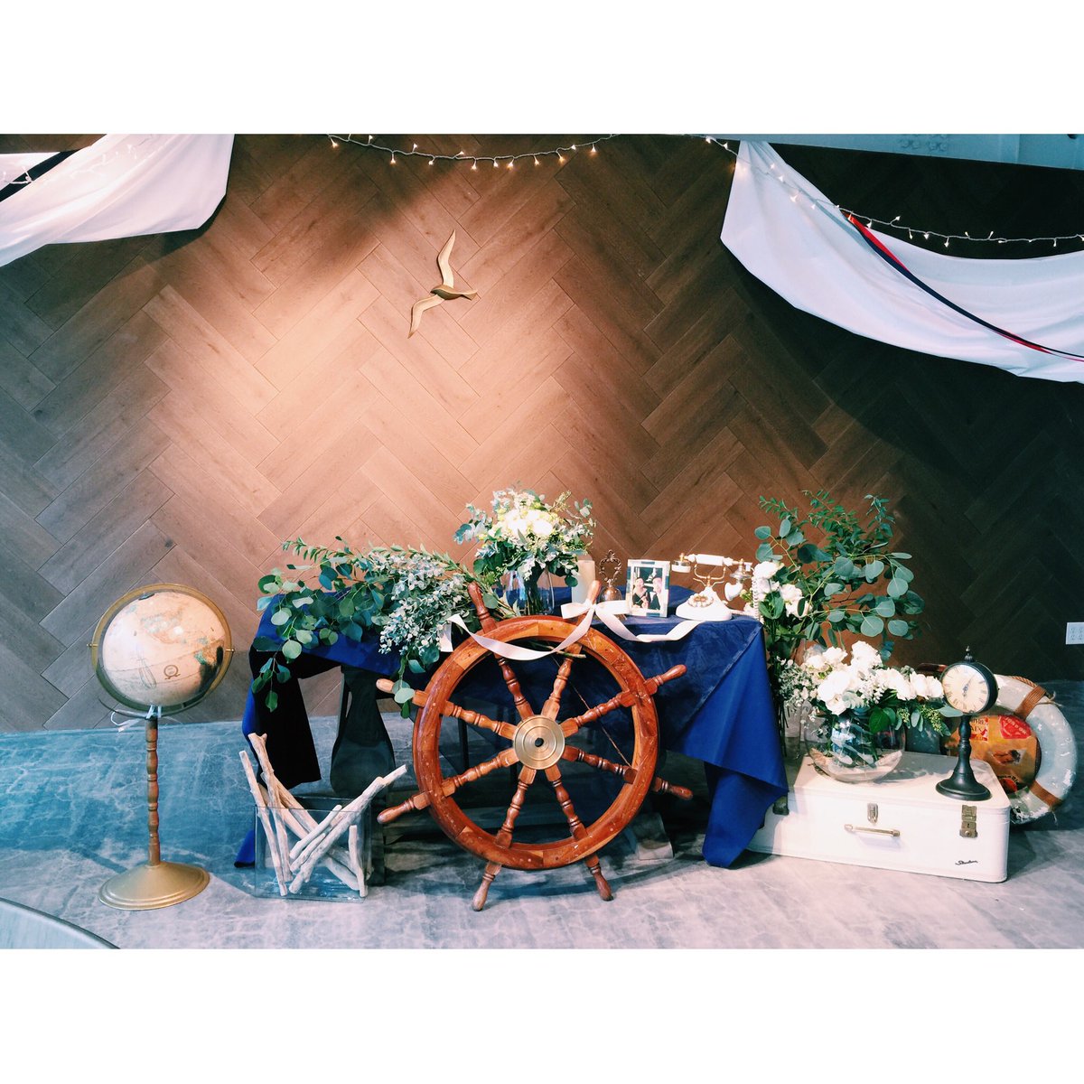 Yoppy World コーディネートさせていただいた パーティーシーン フラッグガーランドは彼と2人で手作りしました 船をテーマにした結婚式ということで 船の舵や地球儀などのアンティークの小物を使ってコーディネート 船上結婚式 風 挙式