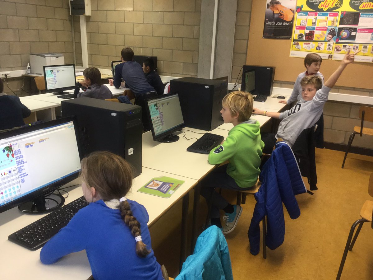 Emma_VST's tweet photo. computergenieën in wording aan het werk @GO_MSNieuwpoort @code_fever https://t.co/8mn9I8plui